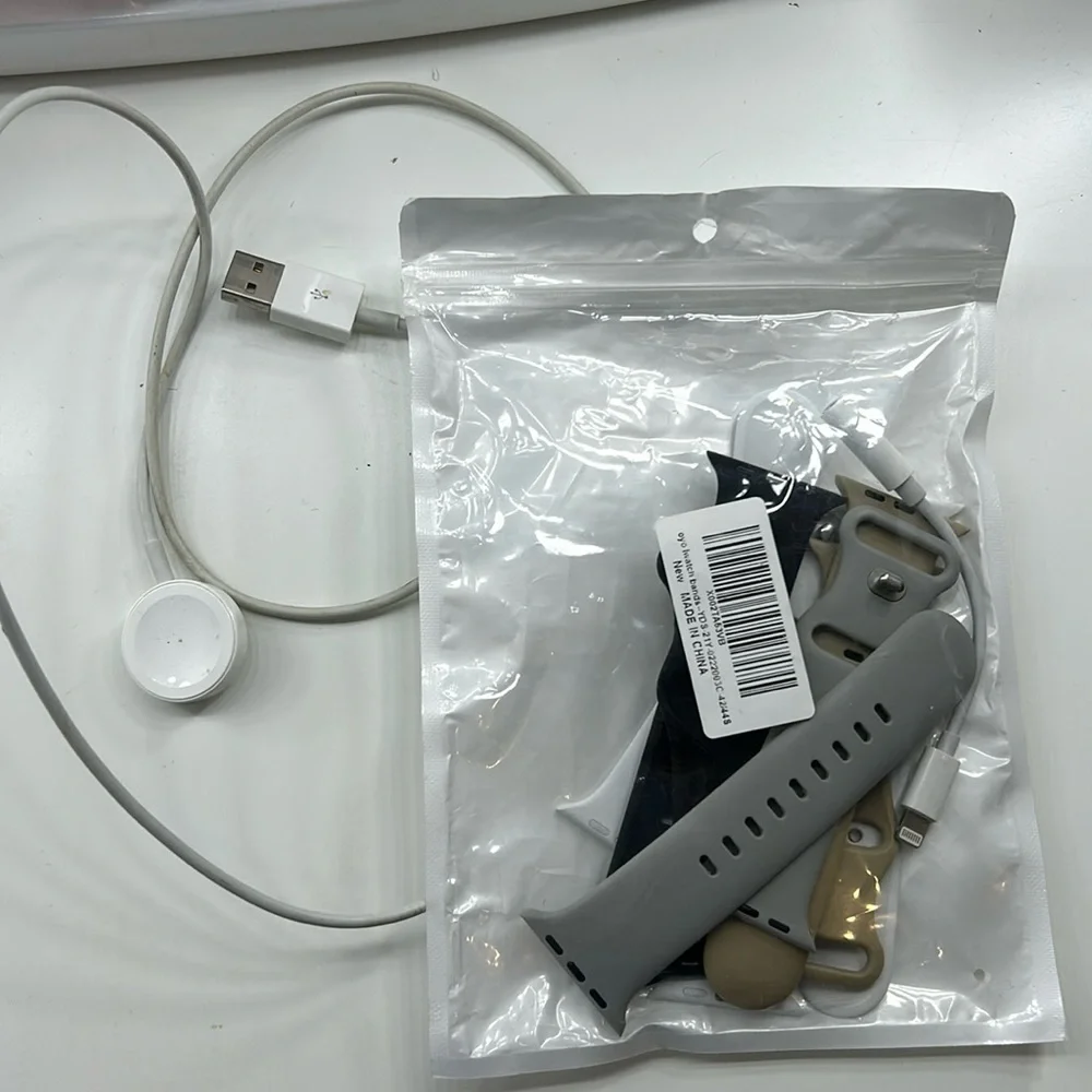 Im selling a Apple Watch charger & 4 wrist bands for the Apple Watch size 44mm.